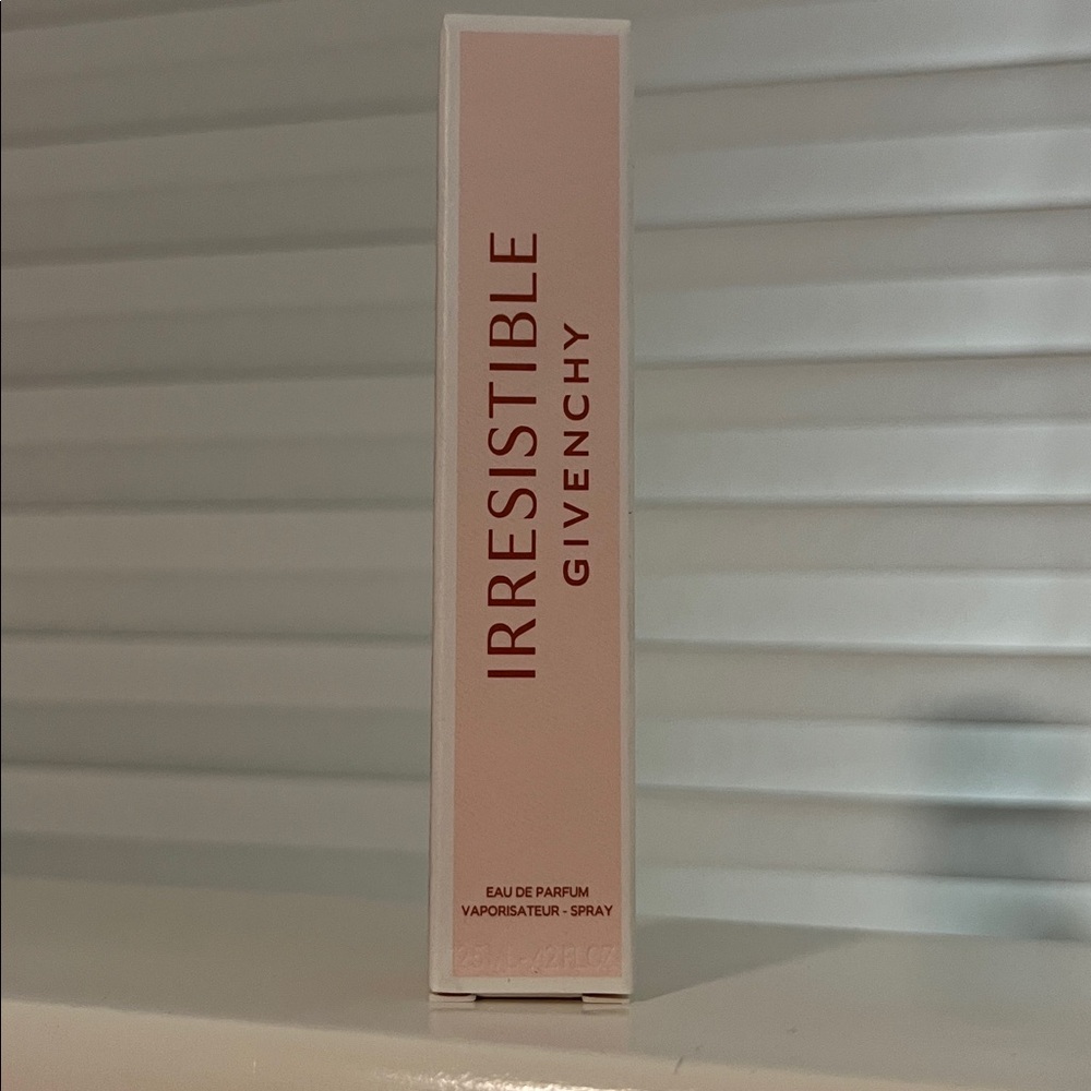 Givenchy irresistible Travel Spray 12.5ml - Picture 3 of 3